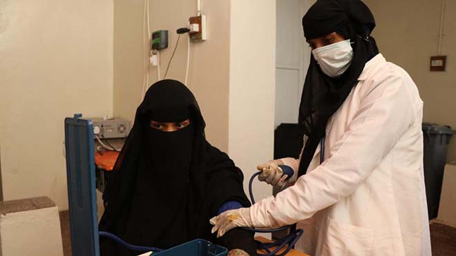 جليلة تواصل عملها بشجاعة خلال جائحة كوفيد-19 مع تطبيق التدابيرالوقائية المناسبة جليلة تواصل عملها بشجاعة خلال جائحة كوفيد-19 مع تطبيق التدابيرالوقائية المناسبة
